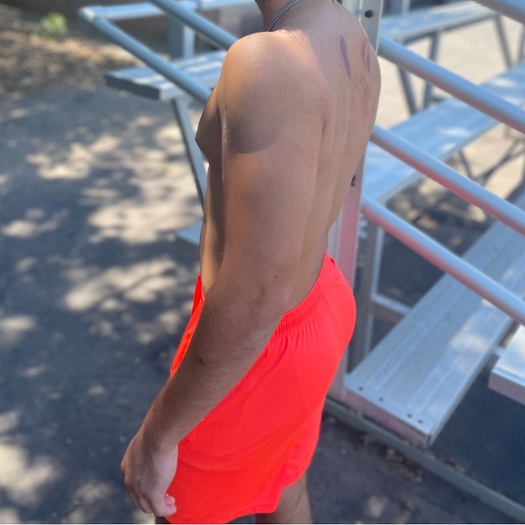 UNDER ARMOUR MEN NEON ORANGE SHORTS WORKOUT SPORT TRAINING RUNNING TECH GRAPHICS - Picture 17 of 17